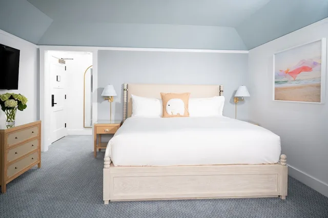 Room, King Bed, Partial Harbour View، White Elephant Hotel 1/2