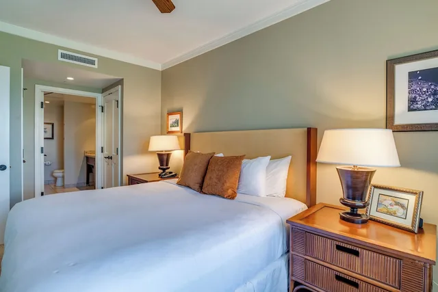جناح بسريرين كينج بغرفتي نوم بإطلالة جزئية على البحر مع أريكة، OUTRIGGER Honua Kai Resort & Spa 9/10