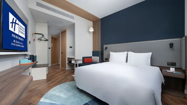 Standard, King Bed, Extra Floor Space, Holiday Inn Express Xi'an Qujiang Center 3/3