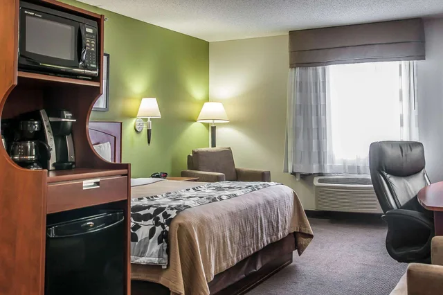 Standard, King Bed, Sleep Inn and Suites Conference Center And Water Park 5/7