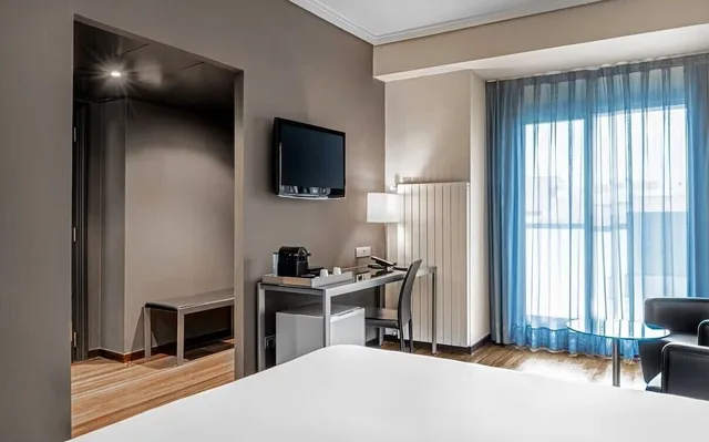 غرفة ثلاثية بسرير كوين وسرير فردي، B&B HOTEL Vitoria General Alava 2/3