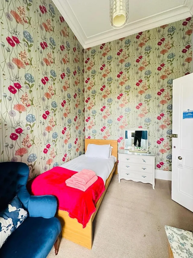 غرفة مفردة، Eliza House 4/5