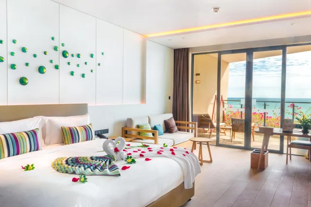 غرفة بسرير كينج وسرير كوين بإطلالة على البحر، Sanya Conifer Resort 2/2