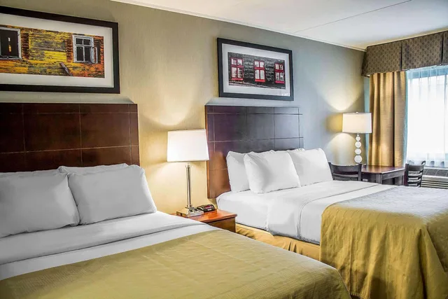 غرفة بسرير كوين بحوض استحمام لذوي الإعاقة، Quality Inn Cambridge 5/8
