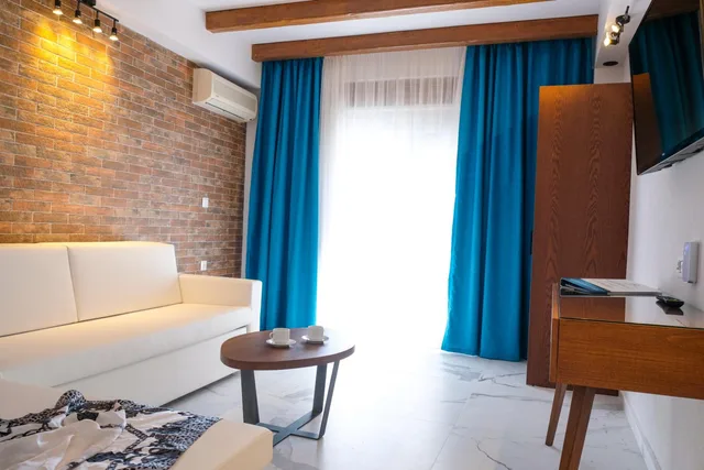 جناح بإطلالة على المسبح، Royal Hotel and Suites 3/10
