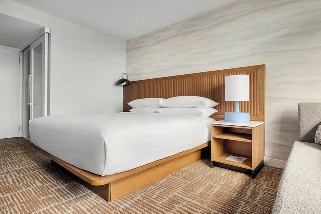 غرفة قياسية بسرير كينج لذوي الإعاقة، Marriott University Park 2/9