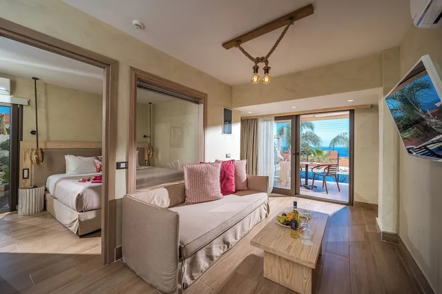جناح فاخر بسرير كوين بإطلالة على البحر بغرفة نوم واحدة مع أريكة بمسبح خاص، Esperides Resort Crete 6/10