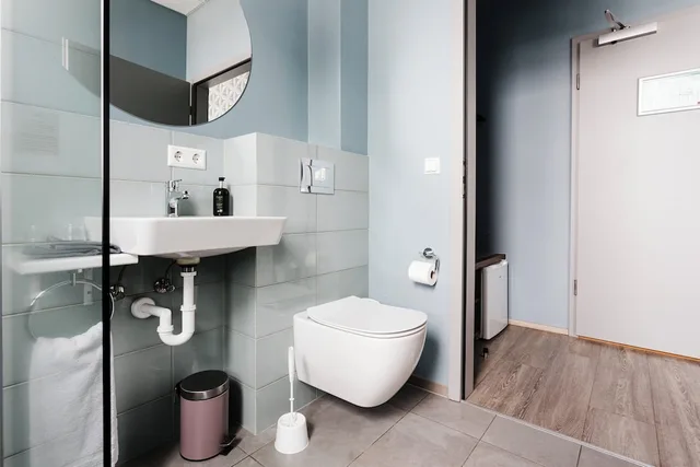 غرفة عائلية رباعية بسرير كينج مع أريكة بمطبخ صغير، Hotel Oddsson 2/2