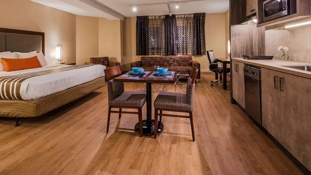 غرفة قياسية كبيرة بسرير كينج بمطبخ صغير، Best Western Plus Ottawa City Centre 4/9