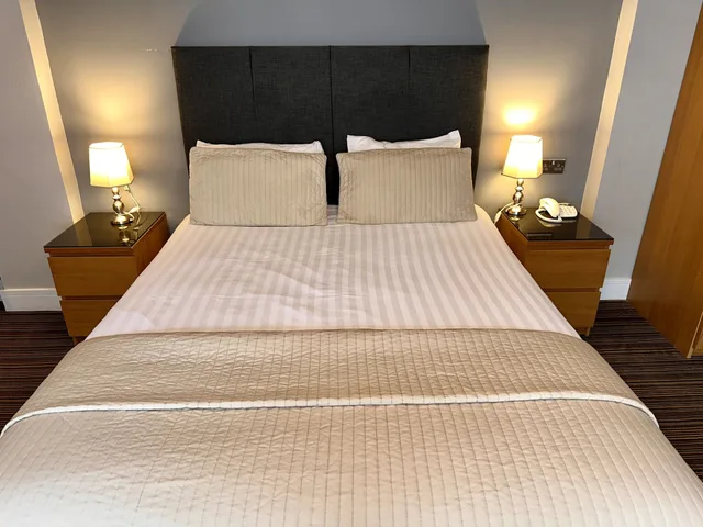 Executive, Twin Beds, 1 King and 1 Single Beds, Spilman Hotel 7/10