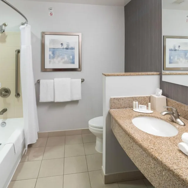 Room, Queen Bed, Balcony, Courtyard by Marriott West Orange 2/3