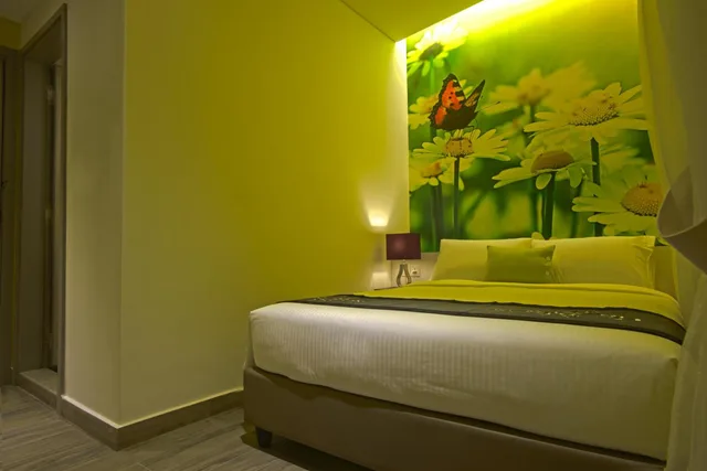 Gold, Deluxe, J8 Hotel 2/2
