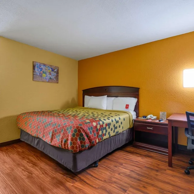 Room, Queen Bed, Exterior Entrance, Smoking, Econo Lodge Decatur South 1/3