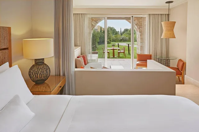 غرفة سوبيريور بسرير كينج بإطلالة على الحديقة بشرفة مع أريكة، The Westin Resort, Costa Navarino 6/10
