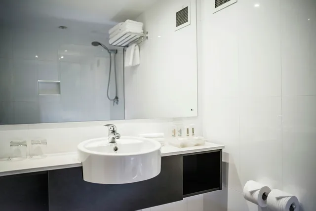 Tower, Apartment, King Bed, Smoking، Holiday Inn Port Moresby 2/3