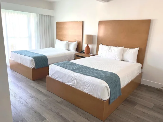 غرفة قياسية بسريرين كوين بإطلالة على المسبح، Capri Laguna Inn On the Beach 3/6
