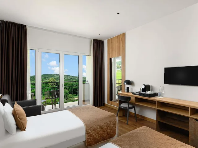 غرفة سوبيريور بسريرين منفصلين بإطلالة على المسبح بشرفة، Movenpick Resort and Spa Fruske Terme 2/3