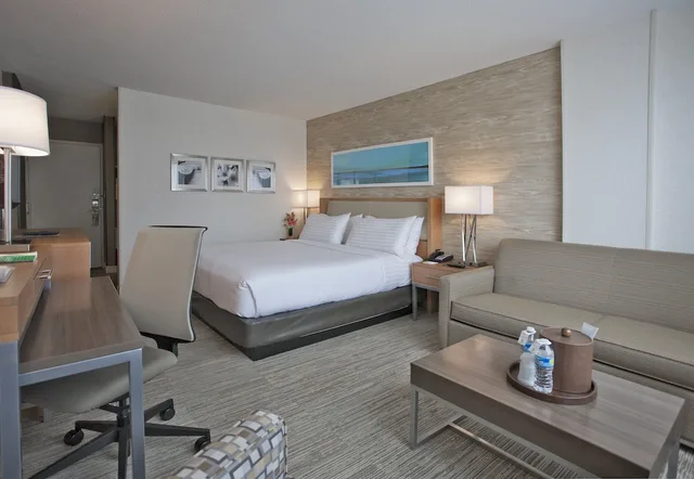 غرفة قياسية بسرير كينج مع أريكة، Holiday Inn Washington Central/White House 3/6
