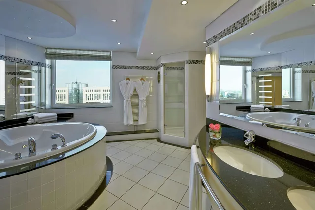 جناح رئاسي بسرير كينج، Hilton Duesseldorf 1/3
