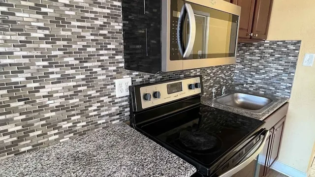 غرفة قياسية بسرير كوين بمطبخ صغير، Motel6 Weslaco, TX 8/9