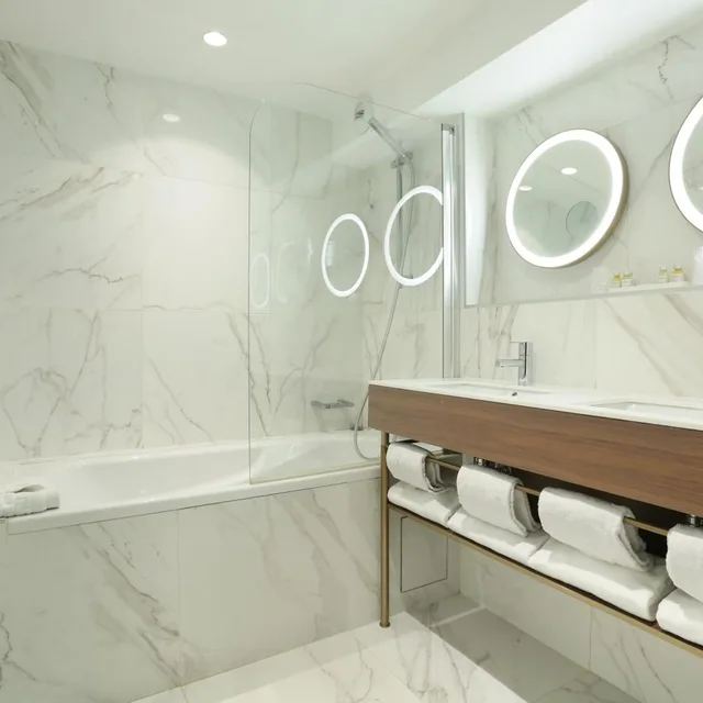 غرفة ثلاثية بسرير مزدوج، Auberge Du Cheval Blanc 6/9
