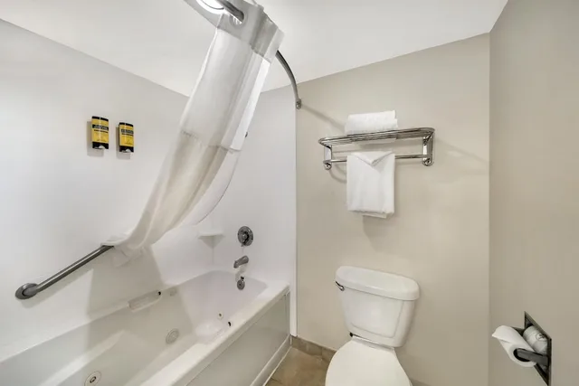 غرفة قياسية بسرير كينج بحوض جاكوزي، Best Western Plus Northwoods Inn 9/10