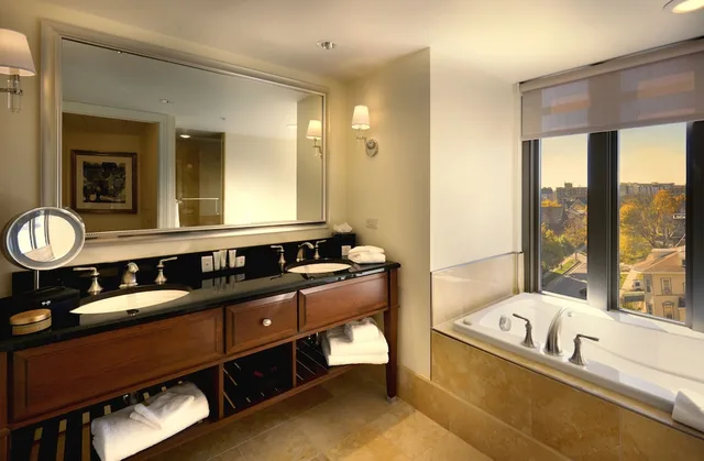 Premium, King Bed, Lake Front, The Edgewater 5/5