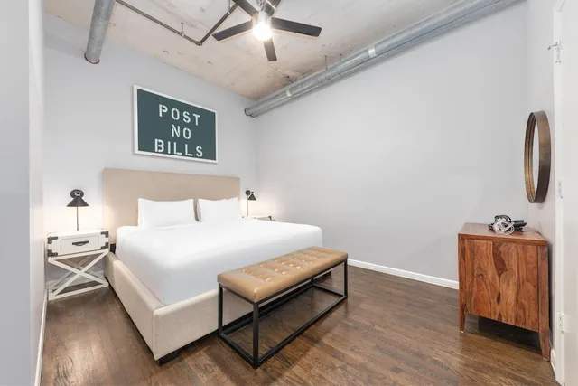 Deluxe, Suite, Apartment, King Bed, Sofa، The District at Hogg Palace, A Wyndham Hotel 2/8