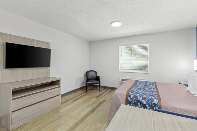 Interior, Efficiency, Queen Bed، Suburban Studios Copley Akron West 3/3