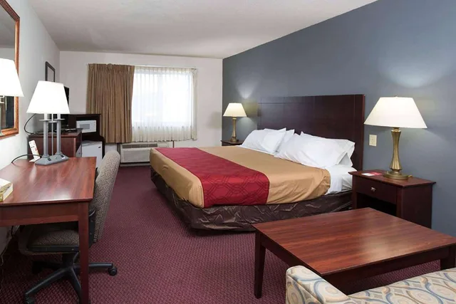 غرفة بسرير كينج، Travelodge by Wyndham Merrill 4/8
