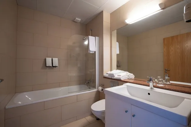 Standard, Triple, 1 Double and 1 Single Bed, Bathtub, Hotel Laki 7/7