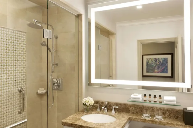 جناح بسرير كينج بغرفة نوم واحدة مع أريكة، Fairmont Hotel Vancouver 1/1