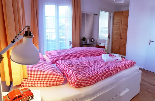 غرفة عائلية بسرير بطابقين وسرير كوين بشرفة، Adventure Guesthouse 1/1