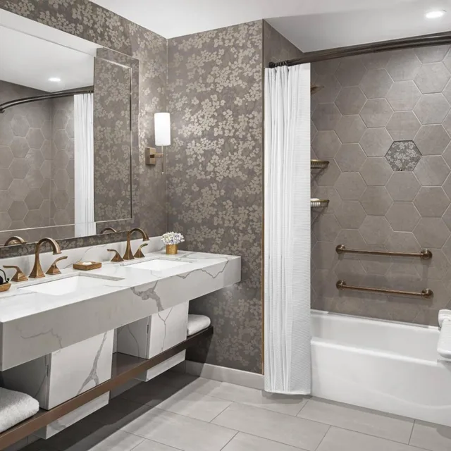 Guest Room, King Bed, The Lytle Park Hotel, Autograph Collection 5/11
