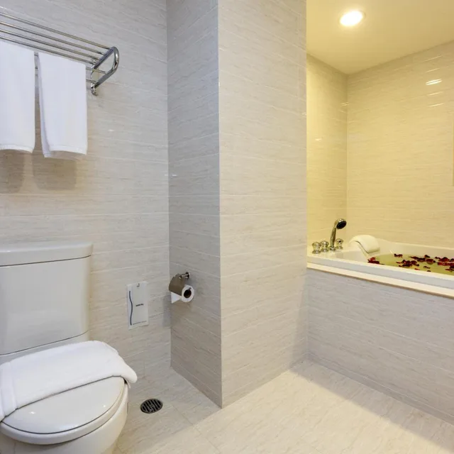 جناح عائلي بجاكوزي، Riche Hua Hin 10/10