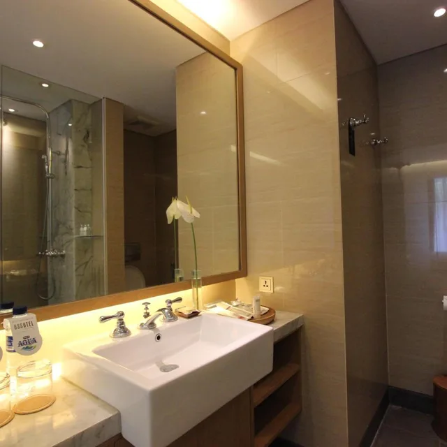 جناح بحوض استحمام، Ossotel Legian Bali 8/10
