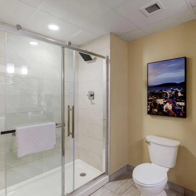 غرفة بسرير كينج وسرير كوين، Best Western Plus St. John s Airport Hotel and Suites 7/10