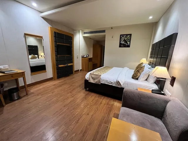 غرفة بريميوم بسرير كينج بشرفة، Regenta Resort Bharatpur 4/10