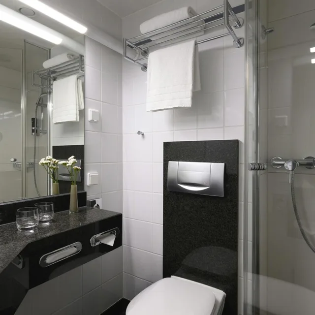 غرفة كومفورت بسرير كينج، Hotel Nurnberg city center by Leonardo Hotels 5/6
