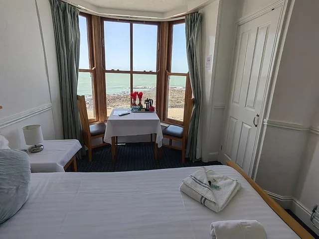 غرفة بسرير مزدوج بإطلالة على البحر، Celtic Bay Guest House 2/2