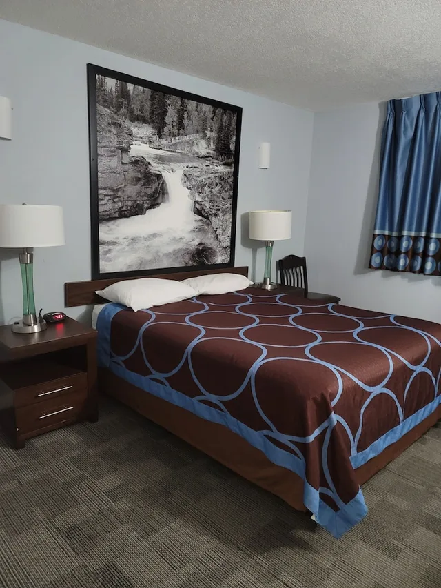 Efficiency, King Bed، Super 8 by Wyndham Red Deer 1/3