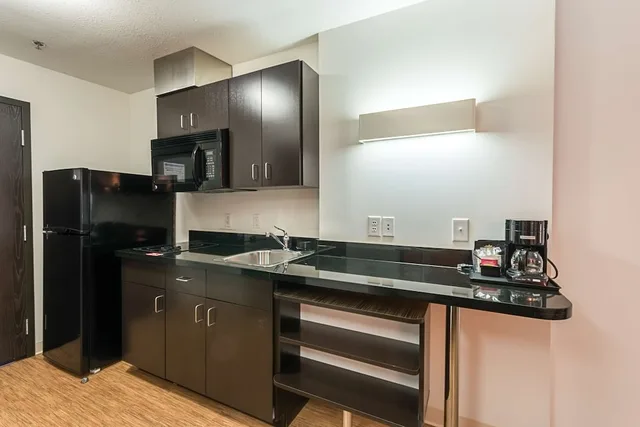 غرفة ديلوكس بسريرين كوين بمطبخ صغير، Motel6 Moosomin, SK 9/9