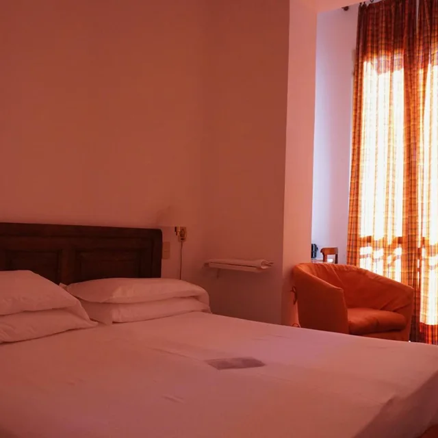 غرفة بسرير مزدوج أو سريرين منفصلين بإطلالة على البحر، Hotel Beau Rivage 4/9