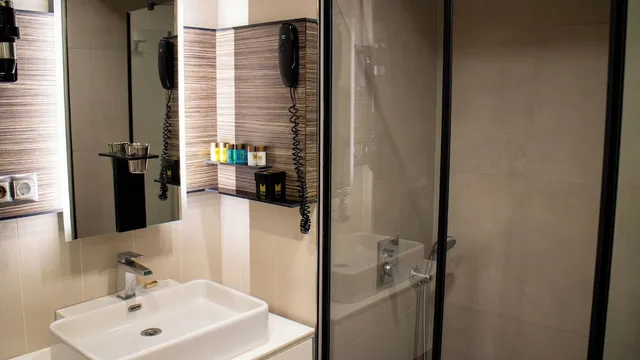 غرفة ديلوكس بسريرين منفصلين بإطلالة على المدينة، Modernity Hotel 2/3