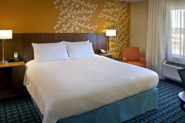 جناح بسرير كينج بغرفة نوم واحدة مع أريكة، Fairfield Inn Suites Watertown Thousand Islands 2/4