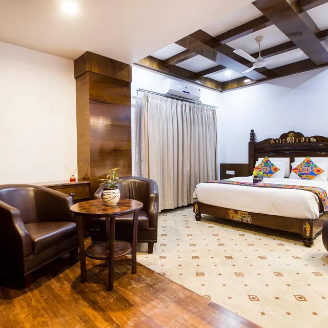 Castle, King Bed، Hotel Loksagar 6/9