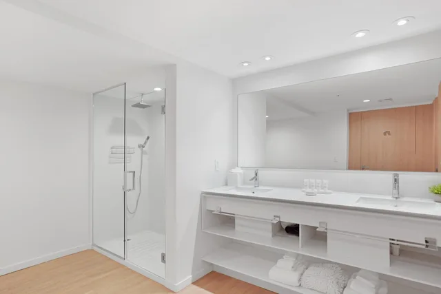 غرفة ديلوكس بسرير كينج وسريرين مزدوجين بغرفتي نوم لذوي الإعاقة، Beach Haus Bal Harbour 3/3