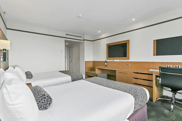 Superior, 2 Double Beds, Stamford Plaza Adelaide 3/8