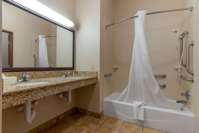 غرفة بسريرين كوين لذوي الإعاقة، Best Western Plus Butterfield Inn 4/4