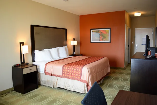 غرفة ديلوكس بسرير كينج، Surestay Hotel by Best Western Cotulla 2/7